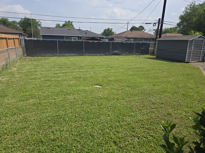 Spacious back yard - 3029 Corksie St