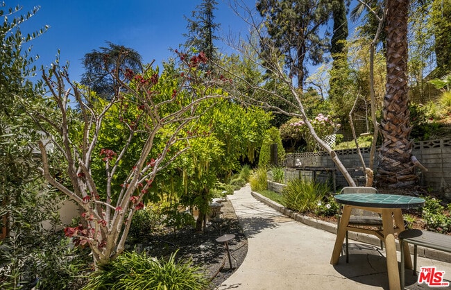 Building Photo - 5749 Valley Oak Dr