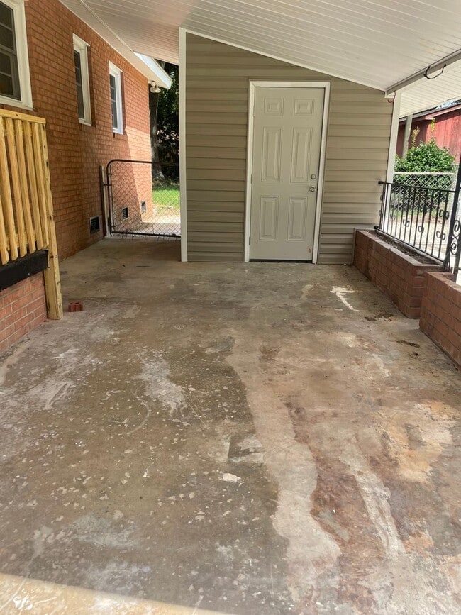 Building Photo - Adorable 3 Bedroom with Updates