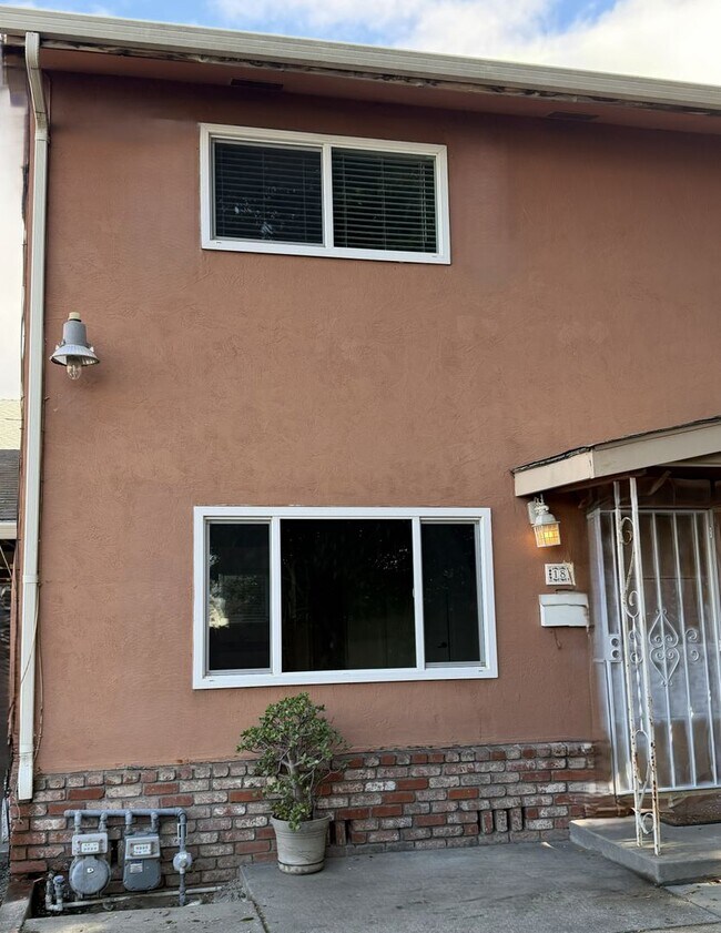 Building Photo - Cozy 2 Bedroom 1 1/2 Bath Townhouse Style ...