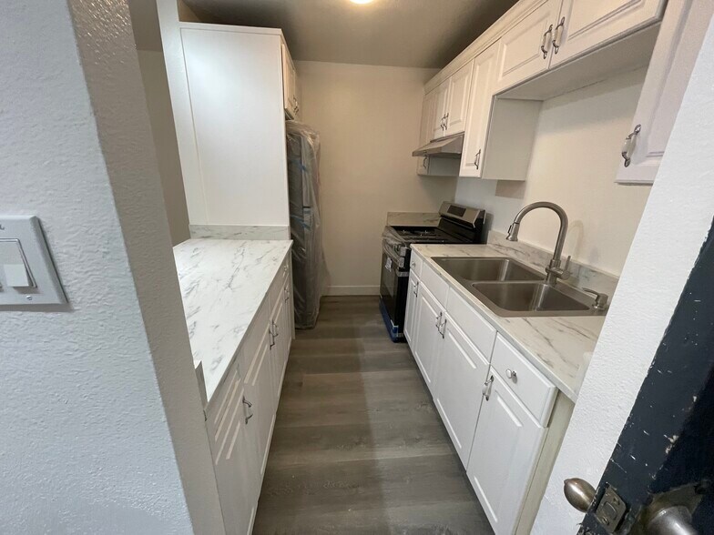 Newly remodeled kitchen w dishwasher - 3030 Valle Vista Dr