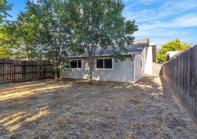 Building Photo - Beautiful 3/2 duplex in Citrus Heights!