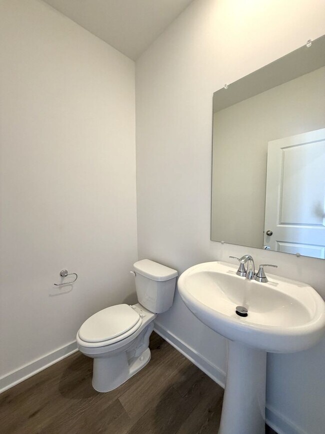 Building Photo - 2372 Meadowwood Dr