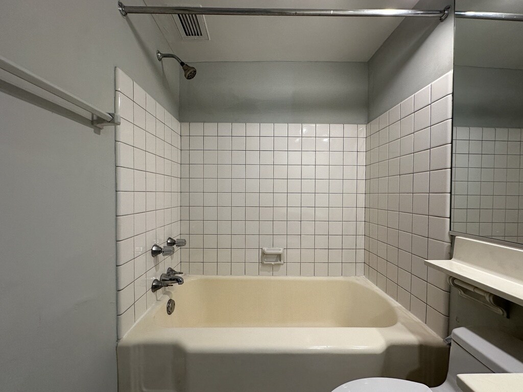 Building Photo - 450 W Wellington Ave