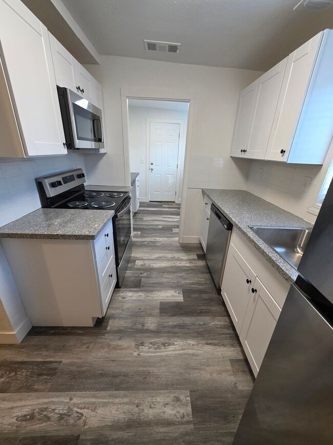 Building Photo - REMOELED 2 BED 1 BATH HOUSE READY NOW!