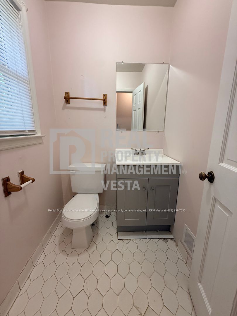 Building Photo - 5116 Pineridge Dr