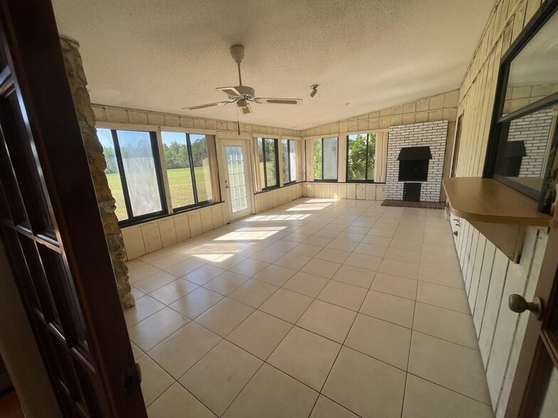 Sin/family room - 1074 Club House Blvd