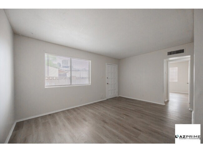 Building Photo - Discover Urban Sophistication in this Charming 2/1 Mesa 4-plex Unit!