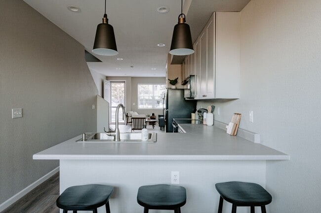 Building Photo - Stunning 2023 - Built Townhome near Edgewater