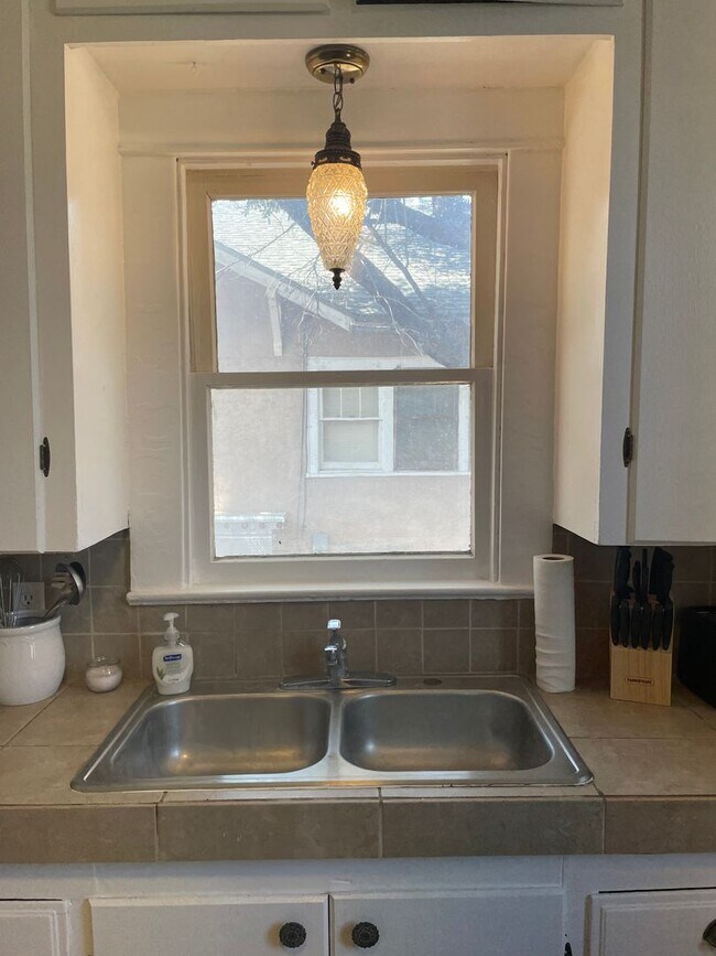 Building Photo - Great short term stay property! Nightly to monthly stays available!!