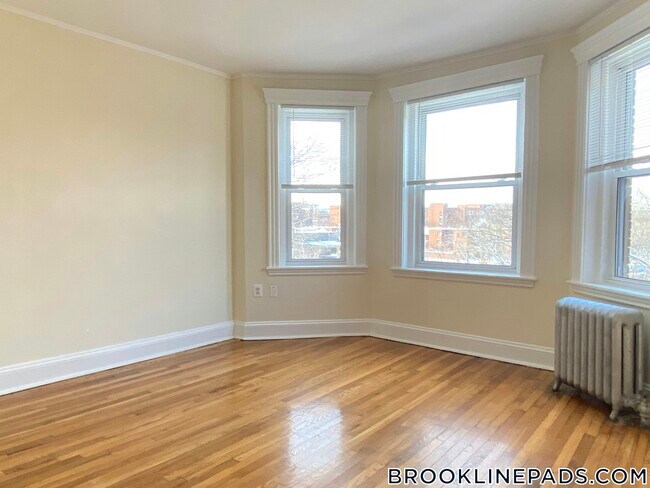 Building Photo - 352 Riverway