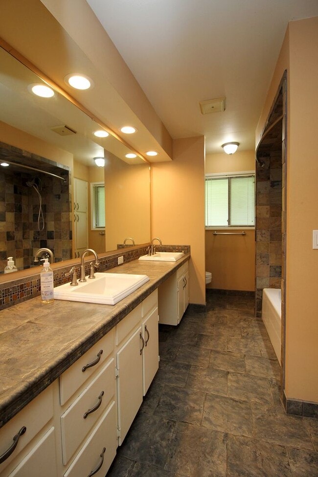 Building Photo - 2727 SE 58th Ave