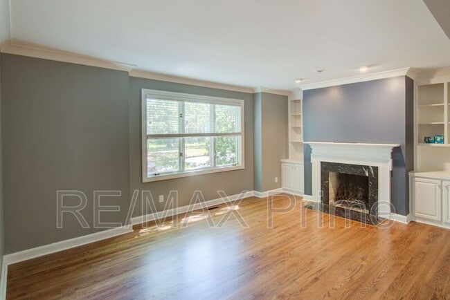 Building Photo - 1229 Llewellyn Ave