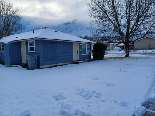 Building Photo - Remodeled! One level, 2 bdrm 1 bath end un...