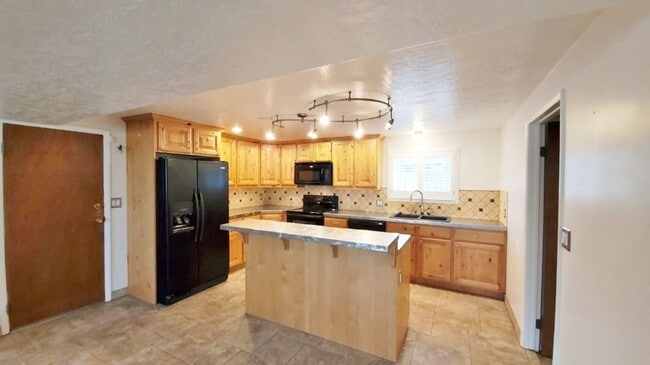 Building Photo - 3 Bd 1.5 Bath Home