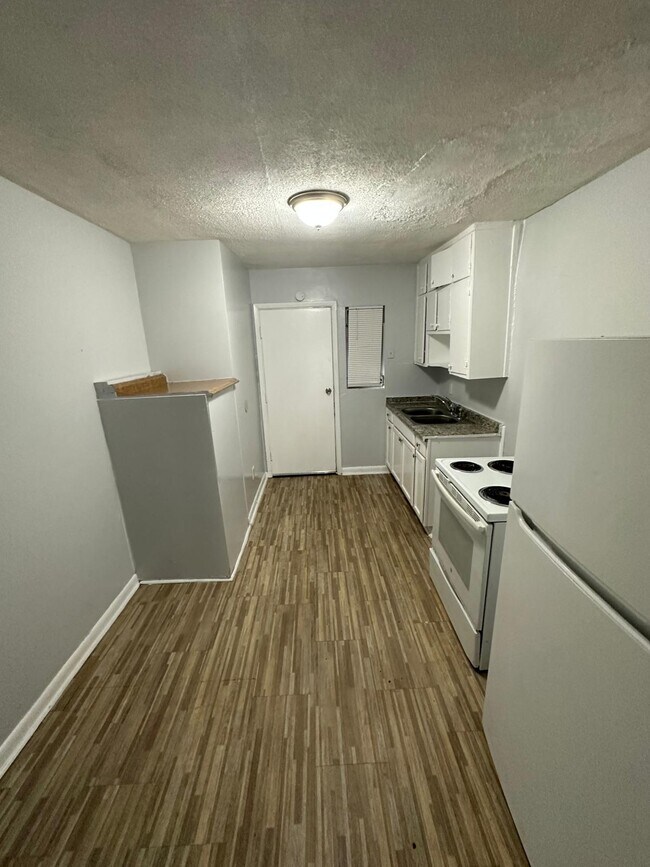 Building Photo - 2845 W 6th St