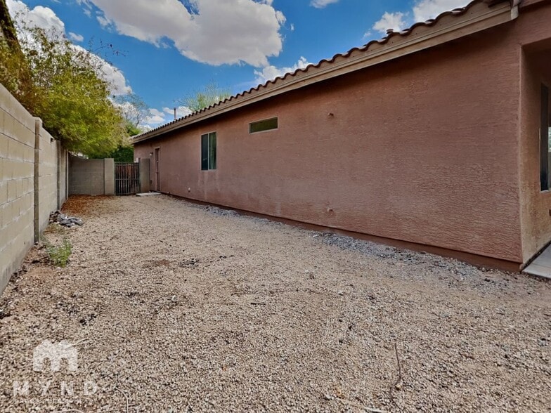 Building Photo - 38024 N Pagoda Ln