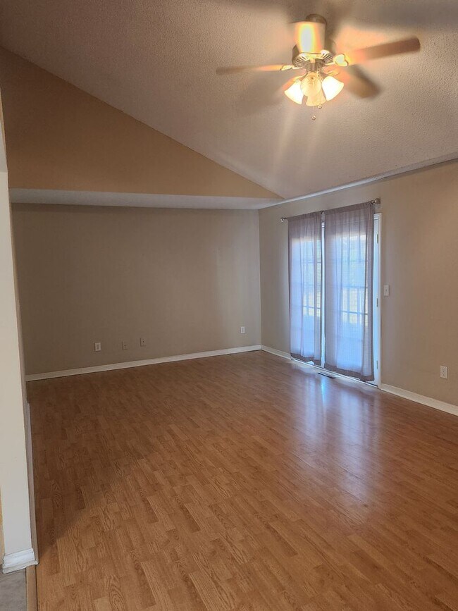 Building Photo - Nice 3/2/2 home on edge of town with easy access to highways