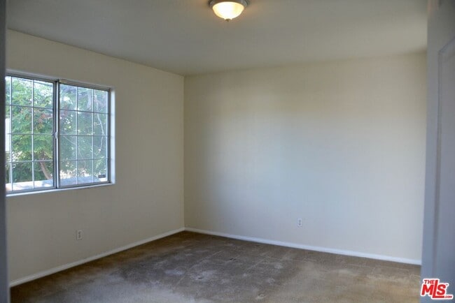 Building Photo - 548 N Windsor Blvd