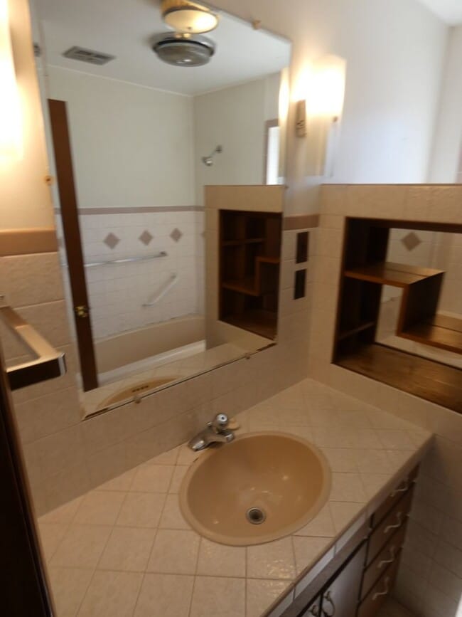 Building Photo - Central Duplex with View