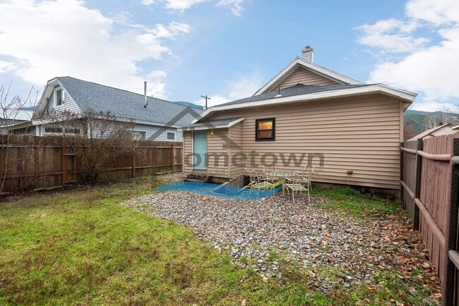 Building Photo - Kellogg Mid-Term Rental: Charming 3 Bed 1 Bath Home with Fenced Yard – Ends June 30!