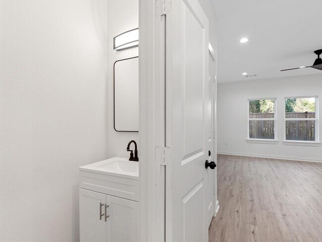 Building Photo - 5704 Elysian St