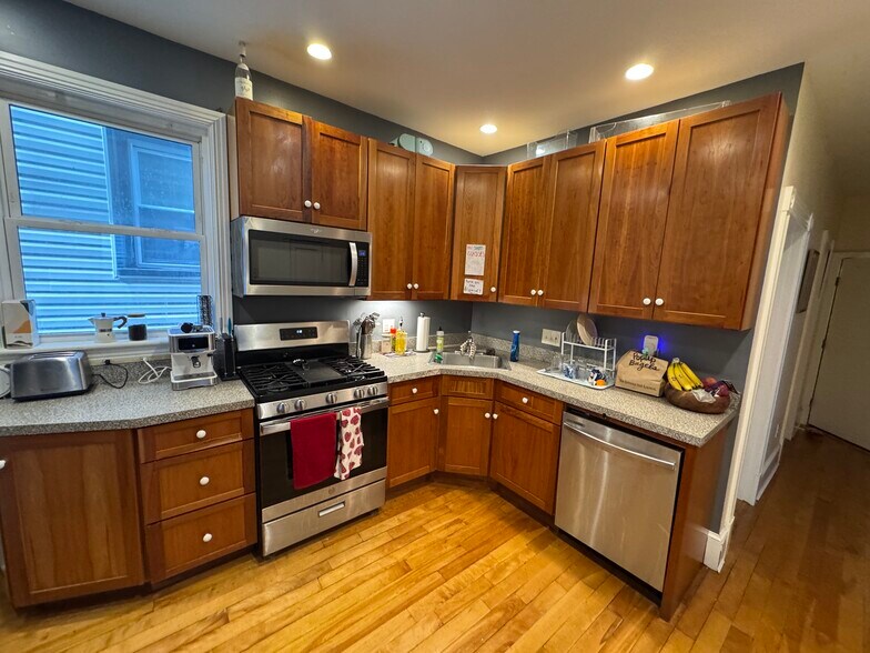 Building Photo - 99 Calumet St