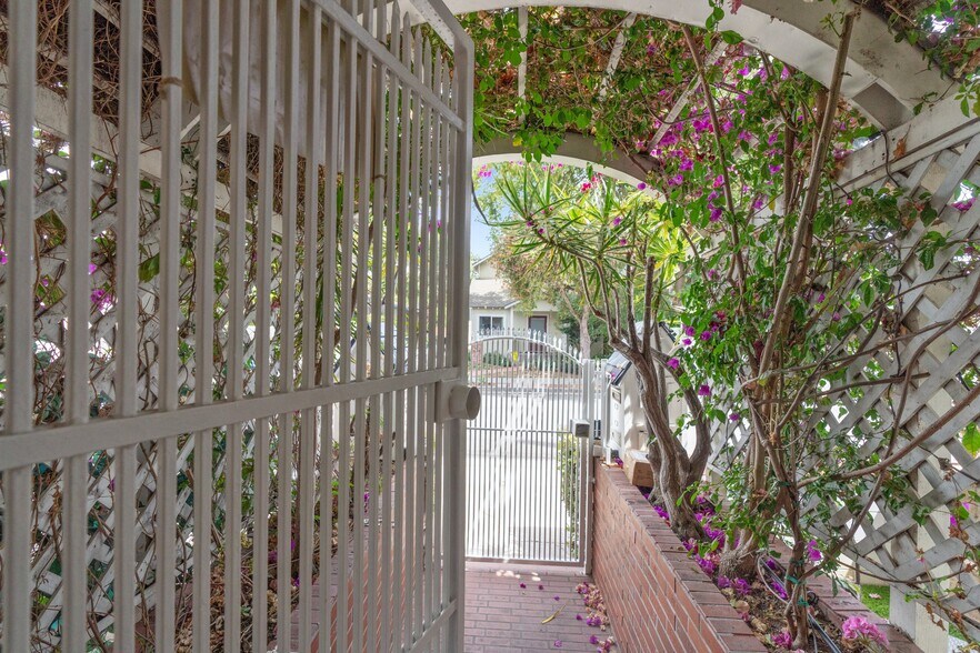 Building Photo - 639 Bay St