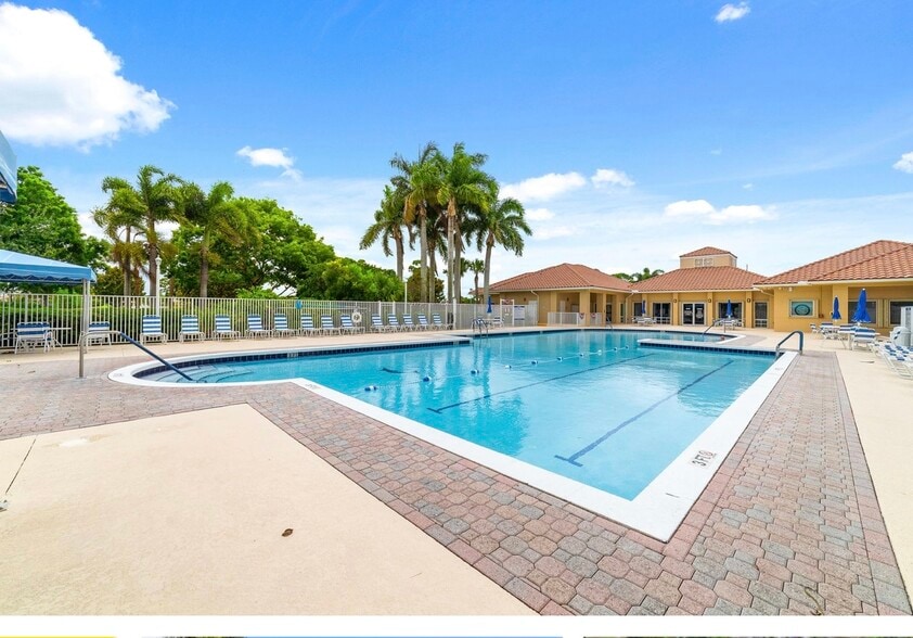 Building Photo - 895 SW Lake Charles Cir