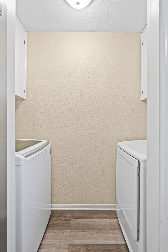 Building Photo - 2413 Phyllis Dr