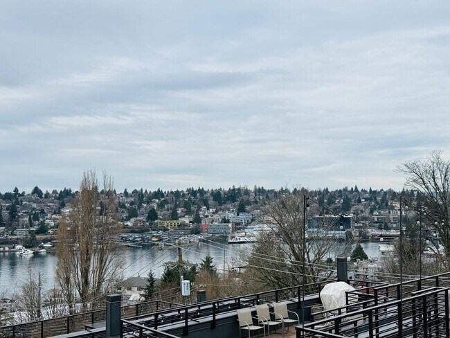 Building Photo - 2 Bed + Den 2 Bathroom Eastlake Townhome with Spectacular Views