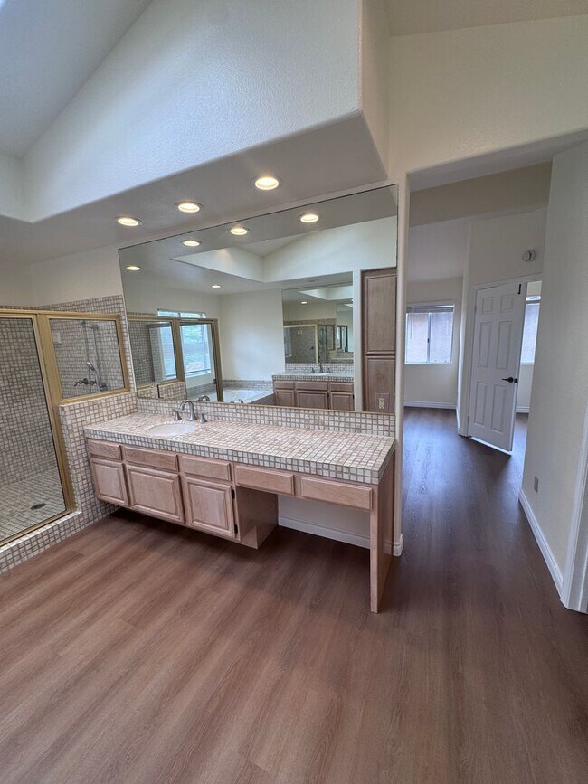 Building Photo - Spacious La Jolla Home in Gated Community