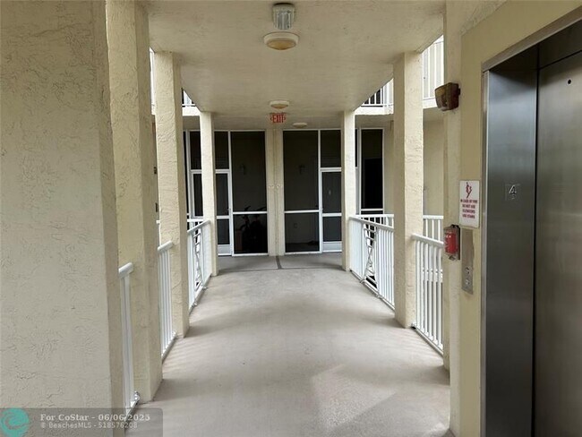 Building Photo - 3600 Oaks Clubhouse Dr
