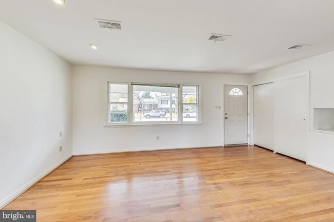 Building Photo - 1208 Pinewood Dr