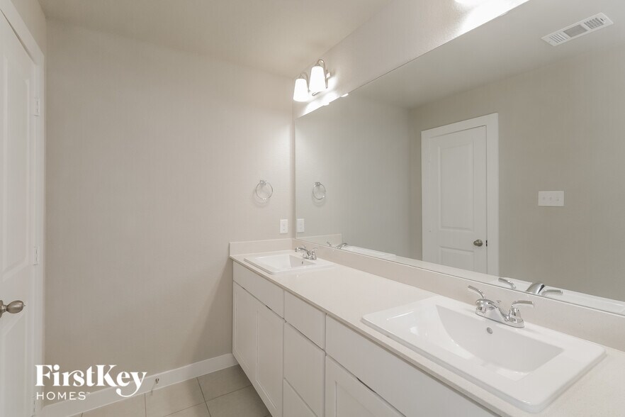 Building Photo - 340 Niki Dr