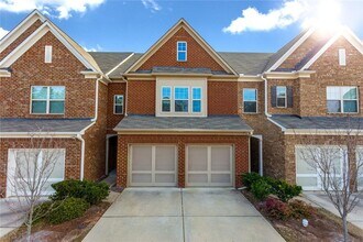 Building Photo - 2105 Greencrest Cir