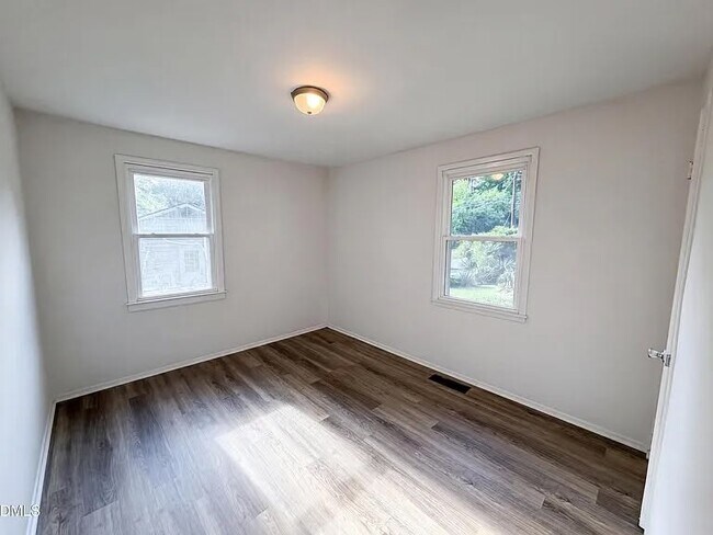 Building Photo - 416 Robin Hood Dr