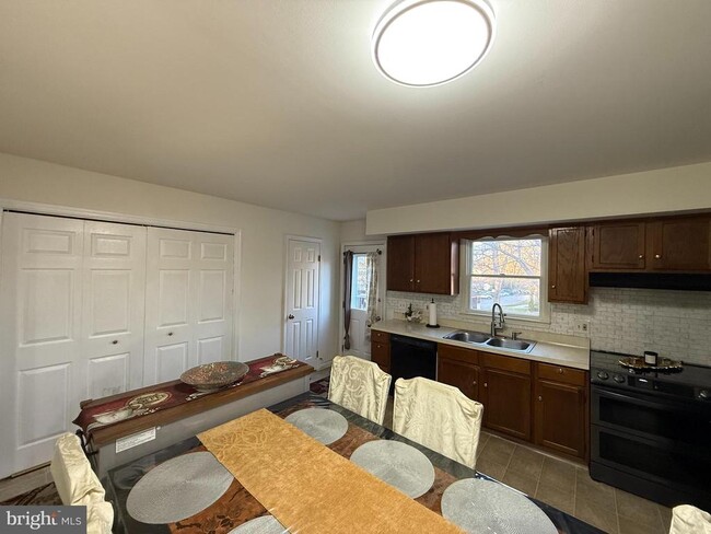 Building Photo - 410 N 5th Ave