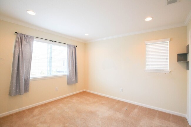 Building Photo - Newer Contemporary Home for Rent - Conveni...
