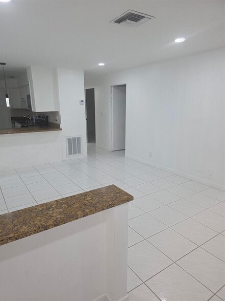 Building Photo - 4443 Vicliff Rd