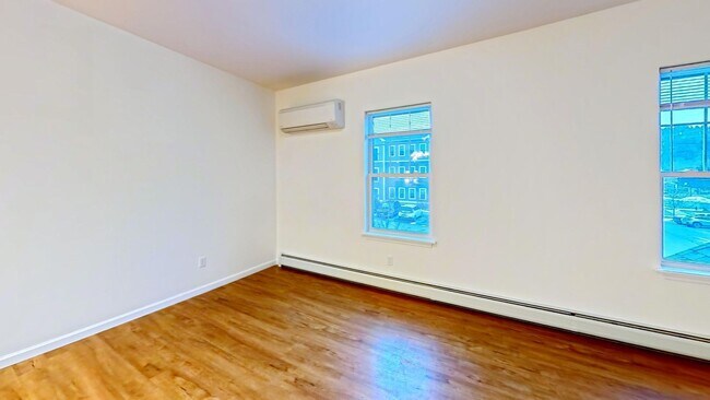 Building Photo - 2 bed, 1 bath townhouse style apartment with washer & dryer provided (45 Griffin Ln #201)