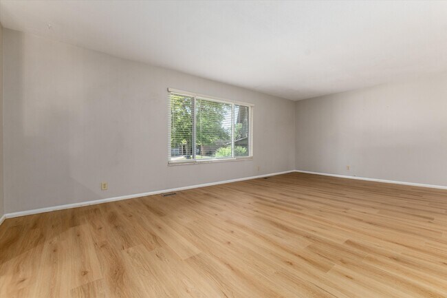 Building Photo - 7426 S Quince Ct