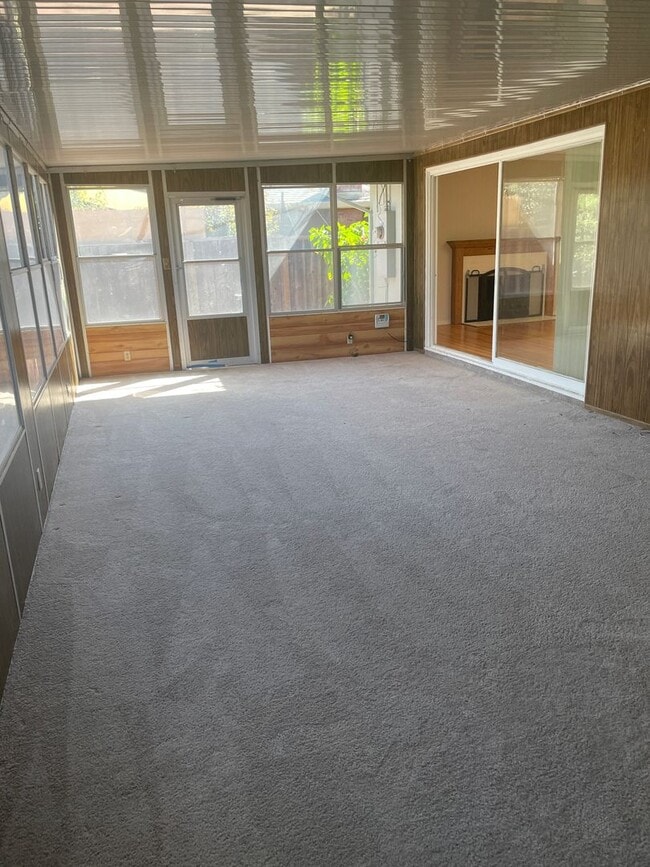 Building Photo - SPACIOUS 3BED, 2 BATH IN EXCELLENT SANTA C...