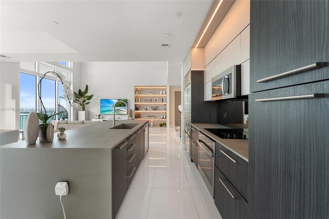 Building Photo - 950 Brickell Bay Dr