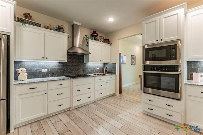 Building Photo - 8119 Green Hill Dr
