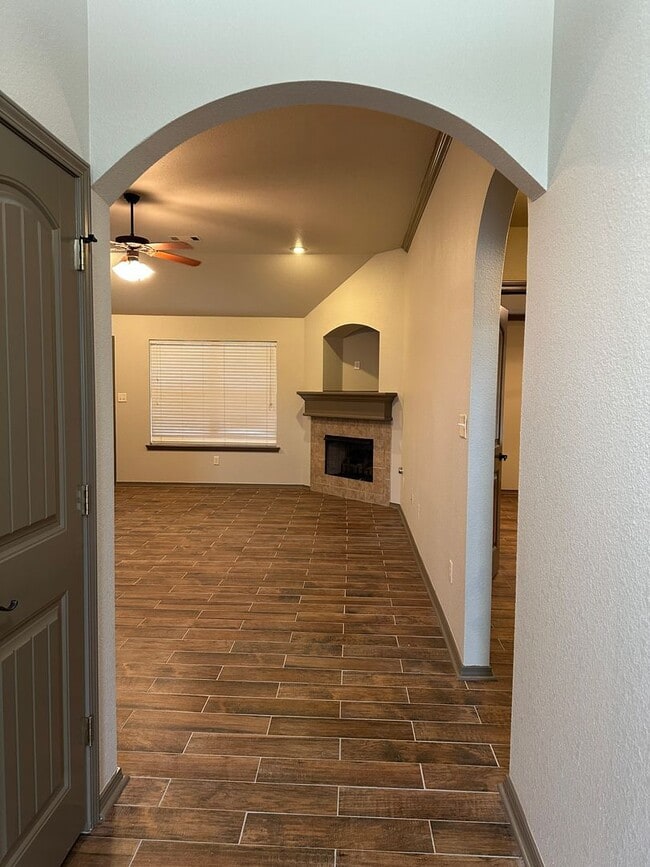 Building Photo - $2,200.00 Move-in-Special