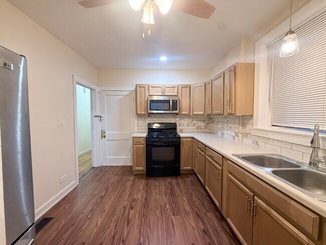 Building Photo - 7151 S East End Ave