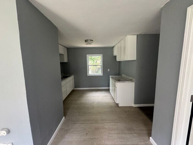 Building Photo - Newly Renovated Three Bed/One Bath