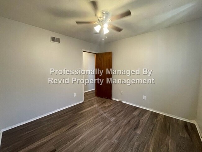 Building Photo - 906 Brower St