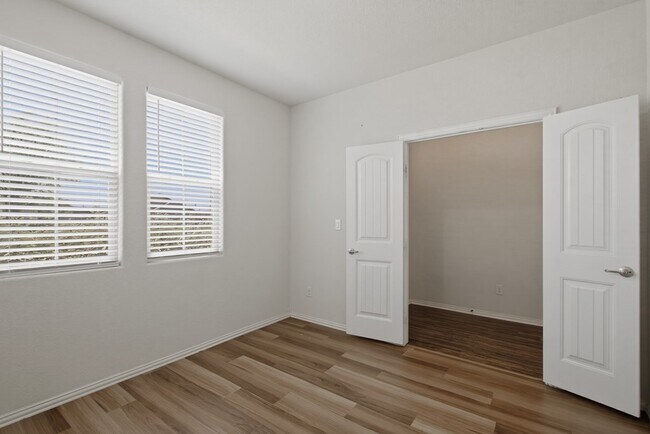 Building Photo - 6910 Kate Reed Dr